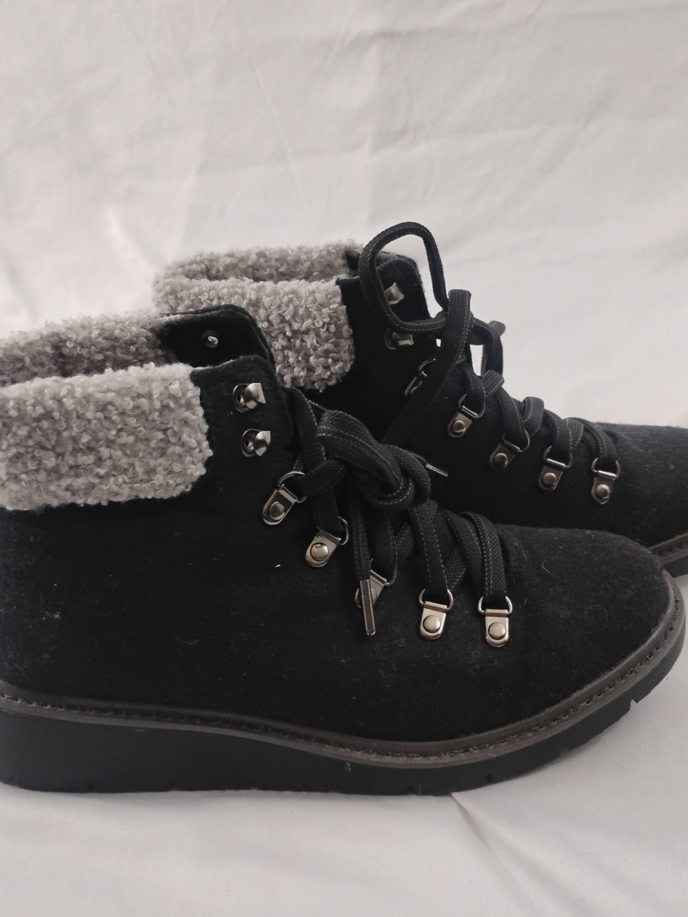 Dr. Scholl's Women's Charcoal Gray Suede Lace-Up Sherpa Ankle Boots Size 6 - Picture 2 of 7
